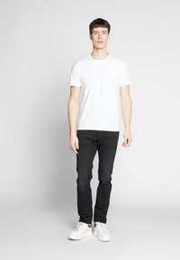 Pier One by Zalando - 3 PACK - Basic T-shirt - black/white/blue Thumbnail Image 1