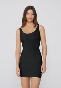 Czarna dopasowana mini sukienka z okrągłym dekoltem, grubymi ramiączkami i modelującymi szwami. Wykonana z gładkiego, elastycznego materiału.