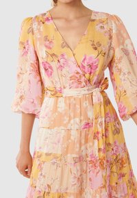 Forever New IMOGEN TIERED WRAP MIDI - Maxi-jurk - amora patchwork