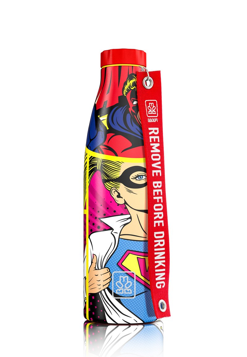Edelstahl-Wasserflasche mit einem Comic-Stil-Design in lebendigen Farben: Rot, Gelb, Blau und Pink. Der rote Gurt trägt die Aufschrift "VOR DEM TRINKEN ENTFERNEN".