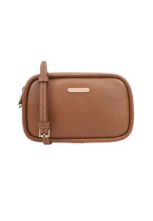 Braunes Lederetui mit rechteckiger Form, ausgestattet mit einem Reißverschluss und einem abnehmbaren Riemen. Silberfarbene Beschläge und kontrastierende Nähte.