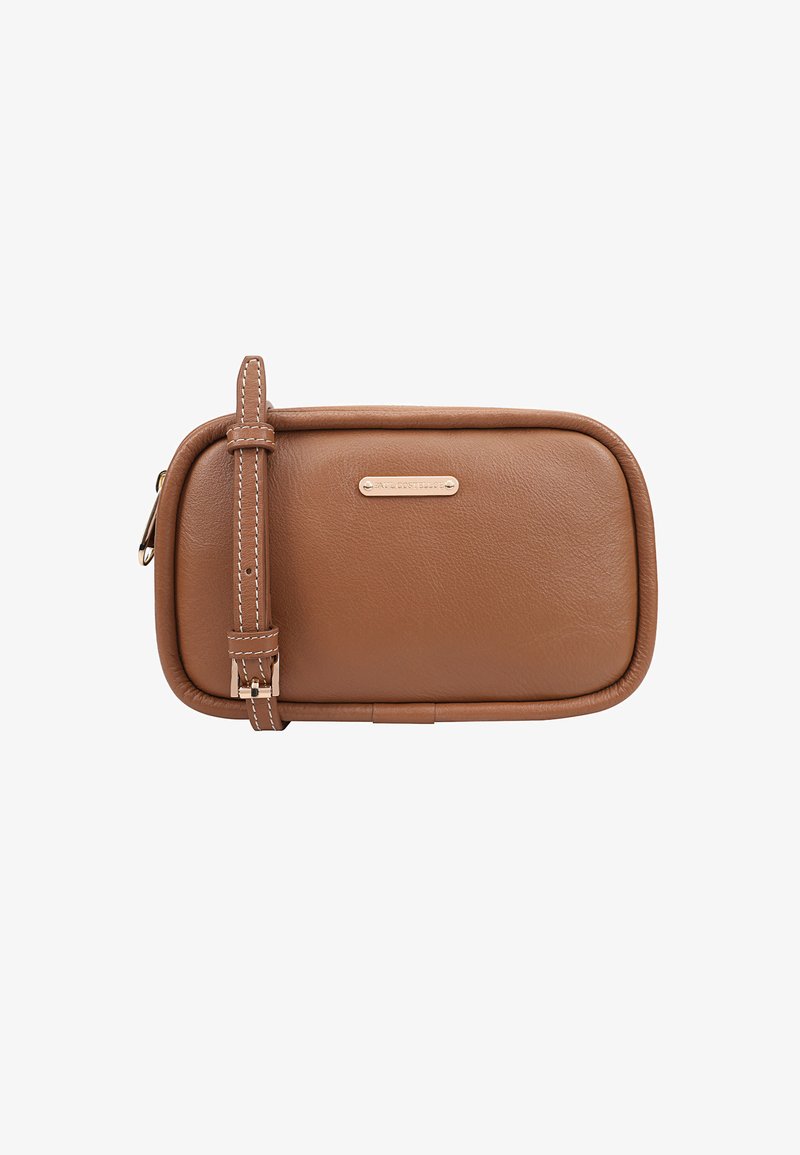 Poche en cuir marron de forme rectangulaire, dotée d'une fermeture éclair et d'une bandoulière amovible. Accents en métal argenté et coutures contrastées.