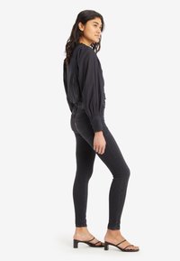 Levi's® 720 HIRISE SUPER SKINNY - Aptempti džinsai - ecru now-0424