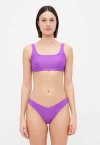 Ljubičasti bikini set s topom sa četvrtastim izrezom i širokim trakama te odgovarajućim donjim dijelom niskog struka, izrađen od glatkog, rastezljivog materijala.