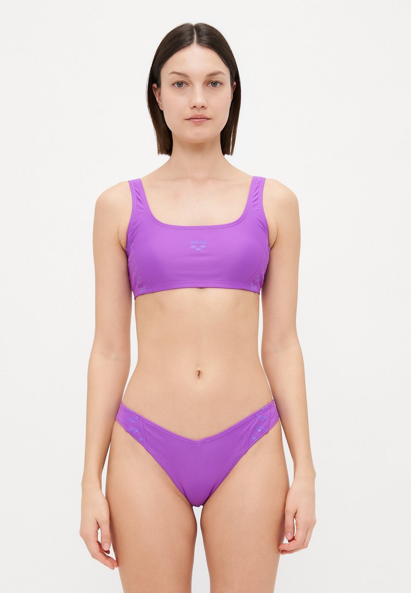 Ljubičasti bikini set s topom sa četvrtastim izrezom i širokim trakama te odgovarajućim donjim dijelom niskog struka, izrađen od glatkog, rastezljivog materijala.