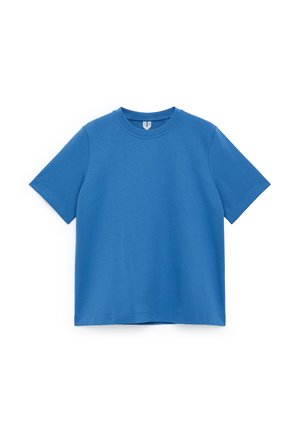 Blaues T-Shirt mit kurzen Ärmeln aus glattem Baumwollstoff. Es verfügt über einen Rundhalsausschnitt und eine lockere Passform, ohne Muster oder sichtbare Verzierungen.