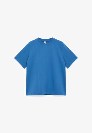 Blaues T-Shirt mit kurzen Ärmeln aus glattem Baumwollstoff. Es verfügt über einen Rundhalsausschnitt und eine lockere Passform, ohne Muster oder sichtbare Verzierungen.