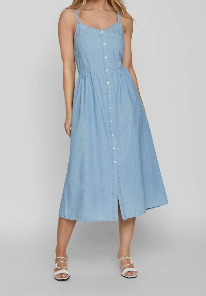 Ljusblå denimmaxiklänning med tunna band, med knäppning framtill, utsvängd kjol och en subtil A-linjeform. Slät textur.