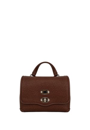Borsa a mano in pelle marrone texturizzata con una maniglia superiore e due chiusure in metallo color argento sulla patta frontale.