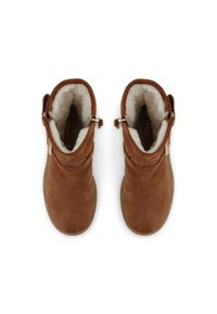 Botines de ante marrón con forro suave de piel sintética blanca, correas decorativas y detalles en tono dorado. Punta redondeada y suela texturizada.