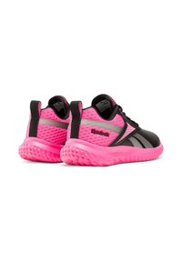 Une paire de chaussures de sport Reebok pink et noir avec des semelles texturées et des accents argentés réfléchissants, montrée sous des angles arrière et latéral.