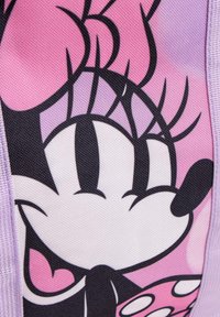 Bolsa de tela púrpura con una ilustración impresa de un personaje de dibujos animados con detalles en blanco y negro, acentos en rosa y un acabado texturizado.