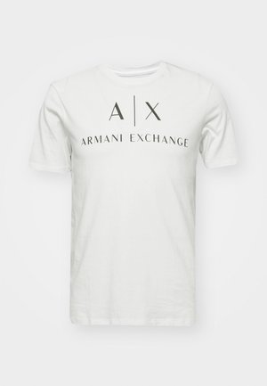 Fehér pamut póló, középen fekete nyomott "A|X ARMANI EXCHANGE" logóval. Kerek nyakú, rövid ujjú.