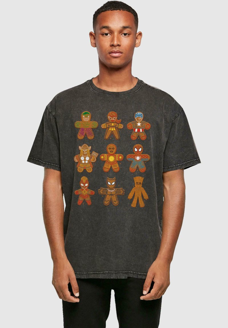 Camiseta de algodón gris oscuro con diseños coloridos de superhéroes de jengibre. Corte holgado con mangas cortas y cuello redondo acanalado.