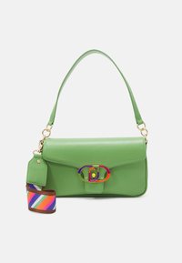 Bolso de mano de cuero verde con un cierre de hardware dorado, detalle del logotipo colorido y una correa de tela a rayas para un contraste de diseño adicional.