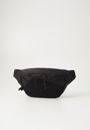 Crni najlonski bum torba s zakrivljenim oblikom, sadrži torbicu na zip, tkanine detalje i elastične bungee detalje sprijeda.