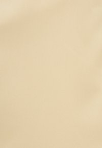 Beiger Stoffmuster mit subtiler diagonaler Webstruktur, gleichmäßig beleuchtet, zeigt die Details des Textilmaterials.