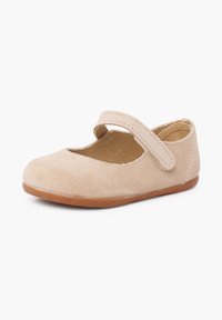 Chaussure pour tout-petit Mary Jane en daim beige avec une bride unique à scratch et une semelle en caoutchouc marron sur fond blanc.