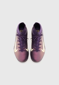 Baskets montantes violettes en tissu texturé, avec des accents de swoosh blancs et une semelle à motifs. Les lacets assortissent à la couleur de la chaussure.