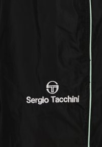 Veste en nylon noire avec des bordures vert clair, arborant le logo brodé "Sergio Tacchini" et un emblème circulaire à l'avant.