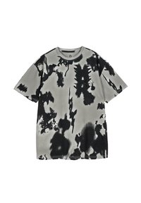 Koszulka z krótkim rękawem z szarej bawełny, z czarnym abstrakcyjnym wzorem tie-dye o różnych kształtach i fakturach. Krój z okrągłym dekoltem.