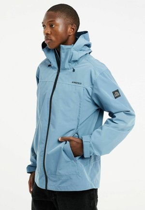Helleblaue wasserdichte Jacke mit hohem Kragen, verstellbarem Kapuze, schwarzem Reißverschluss und Logo auf der Brust und dem Ärmel.