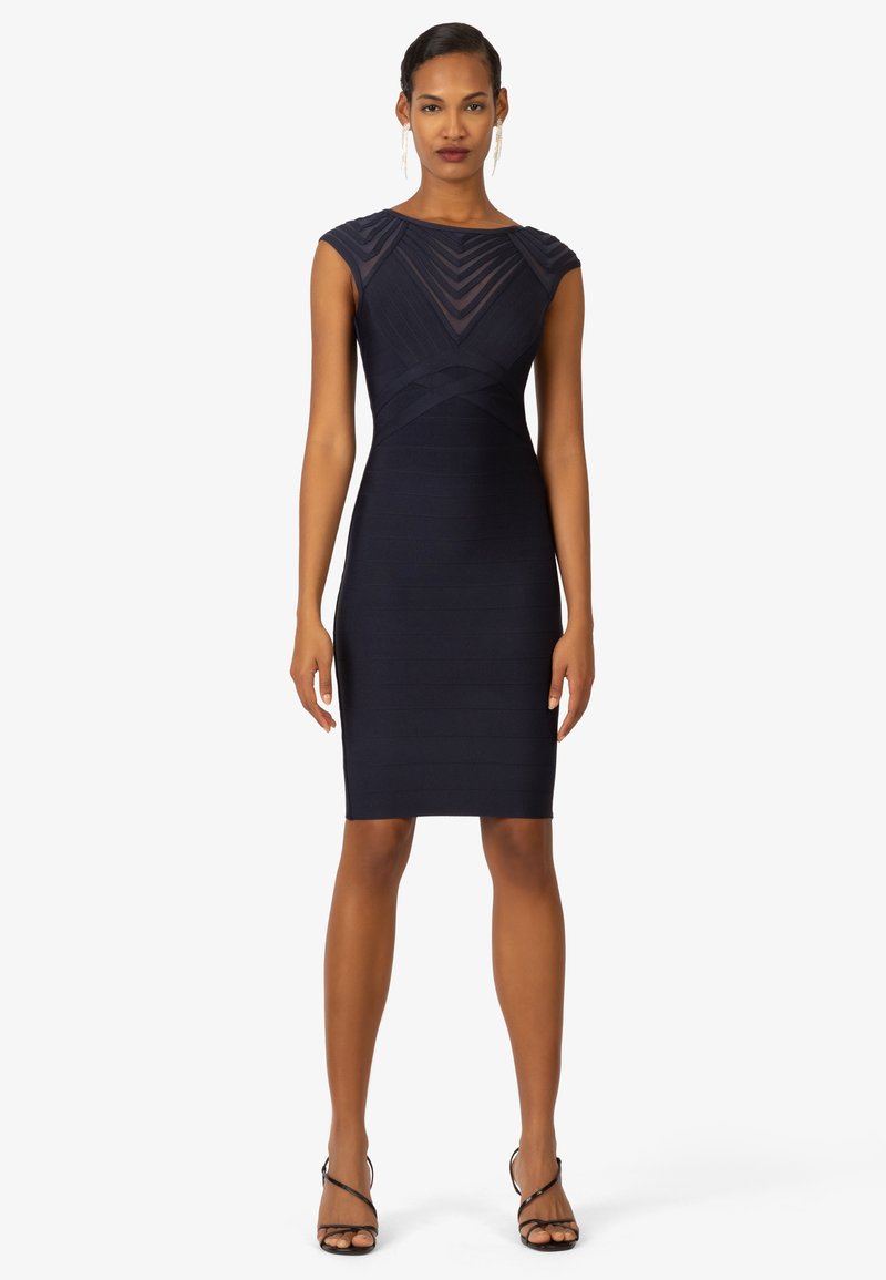 Marineblaues Bodycon-Kleid mit kurzen Ärmeln, strukturiertem horizontalem Muster, taillierter Silhouette und einem Netzstoff-Einsatz am Kragen.