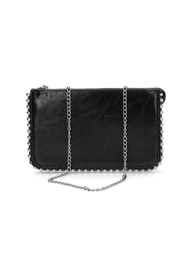 Clutch de cuero negro con un acabado texturizado, tachuelas plateadas a lo largo de los bordes y una correa de cadena plateada. Forma rectangular, cierre de cremallera.