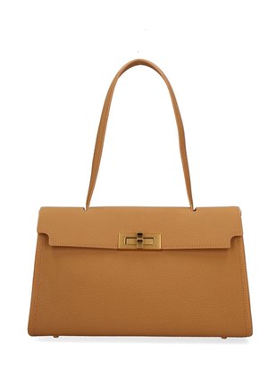 Sac à main rectangulaire en cuir beige avec finition texturée, une anse supérieure unique et un fermoir tournant rectangulaire doré sur le rabat avant.