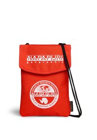 Röd tyg crossbody-väska med klaffstängning, som har vit logotext och ett runt emblem, texturerad yta och svart rem.