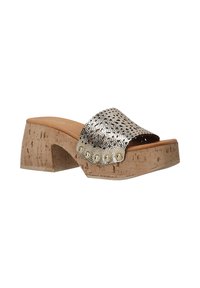 Kurk platform sandaal met een metallic zilveren perforated bovenkant, voorzien van gouden studs aan de zijkant en een slanke, ronde teenontwerp.