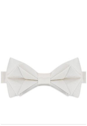 Biała, satynowa dwuwarstwowa mucha z teksturowanej tkaniny na białym regulowanym pasku.