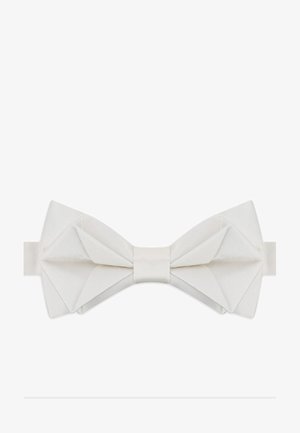 Biała, satynowa dwuwarstwowa mucha z teksturowanej tkaniny na białym regulowanym pasku.