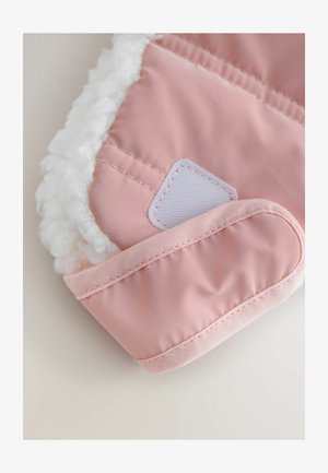 Roze zimske rukavice s mekanim, pahuljastim unutarnjim podstavljanjem, glatkim vanjskim materijalom i šivenim detaljima na izrezu i šavu.