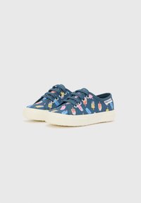 Sneakers in tela blu con motivi colorati di ghiaccioli, suola in gomma bianca e lacci piatti. Presentano un'etichetta con logo di lato.