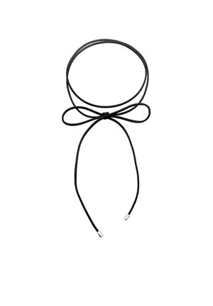 Sort tynd snor chokersmykke bundet i en sløjfe med metaltipper på de løse ender mod en hvid baggrund.