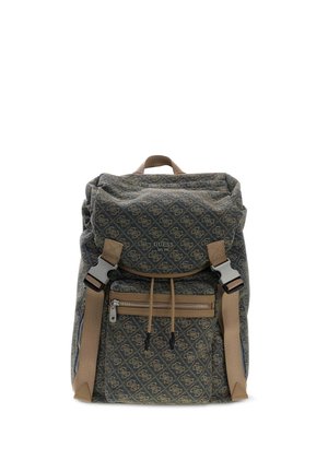 Sac à dos en tissu à motifs, poche avant zippée, bretelles beiges réglables et fermetures à boucle, marqué du logo et du texte Guess.