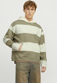 Sweatshirt à capuche rayé olive et crème avec une poche kangourou, des poignets côtelés et une coupe décontractée. Matériau en coton léger.