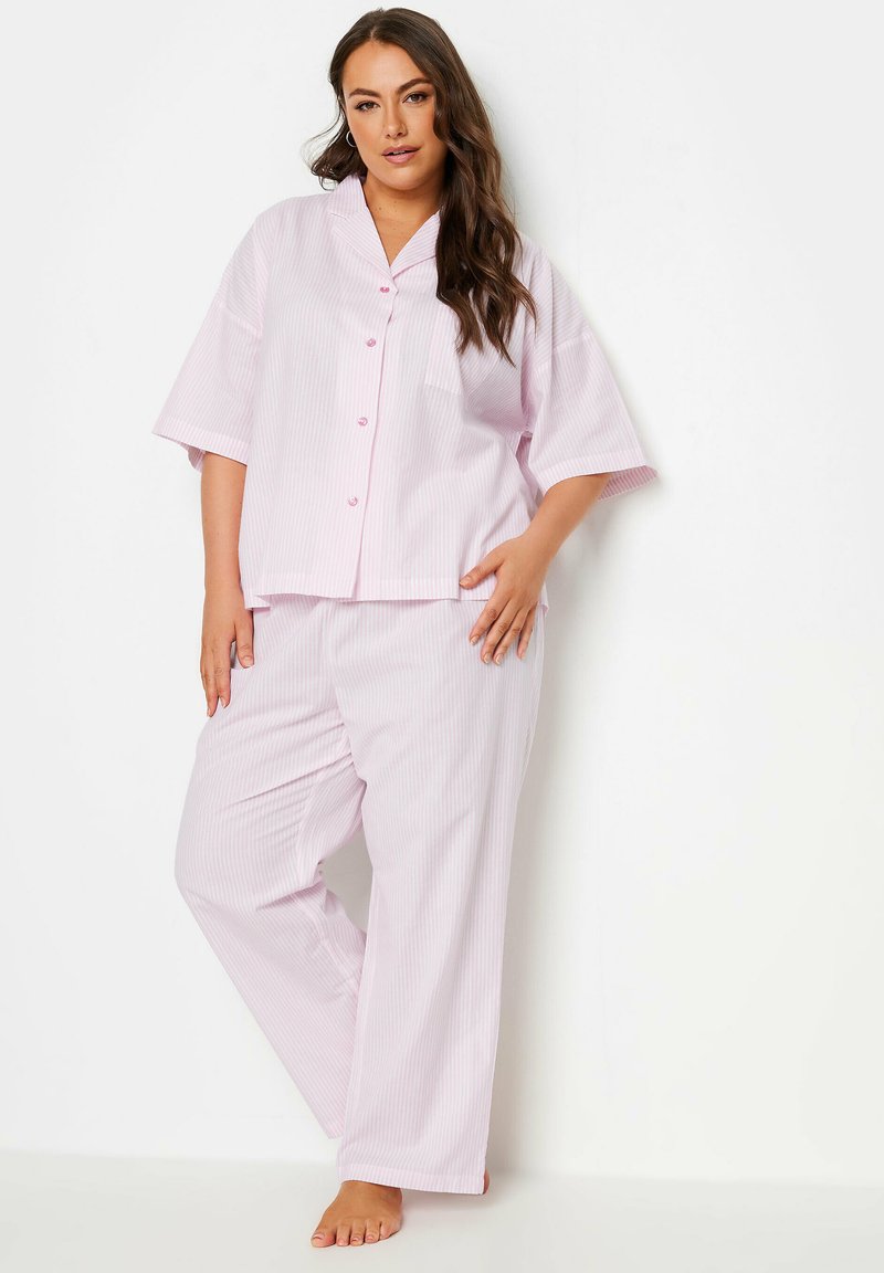 Vaatepuku vaaleanpunaisista ja valkoisista raidoista, jossa on lyhyet hihat, kauluspaita ja löysät housut. Valmistettu pehmeästä kankaasta, jossa on napit.