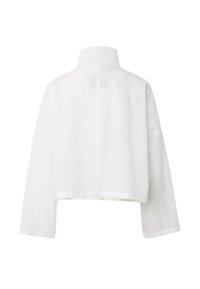 Chaqueta blanca corta con cuello alto, mangas largas y anchas, y costuras mínimas visibles, mostrada desde atrás sobre un fondo blanco.