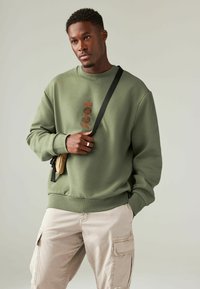 Next PRINTED CREW - REGULAR FIT - Sportinis megztinis - green