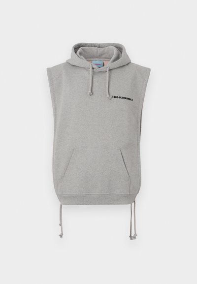 Ærmeløs grå hoodie lavet af bomuldsblandet stof. Har en frontlomme, justerbare snøretræk og sort trykt tekst nær halsudskæringen.