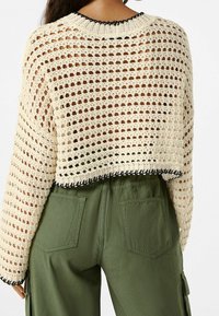 Bershka Strickpullover - off-white