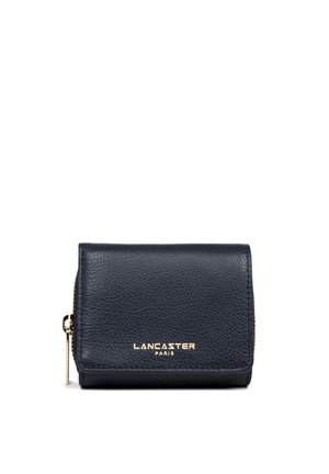 Compact zwart leren portemonnee met een goudkleurige ritssluiting en een gouden "LANCASTER PARIS" logo op de flap aan de voorkant.