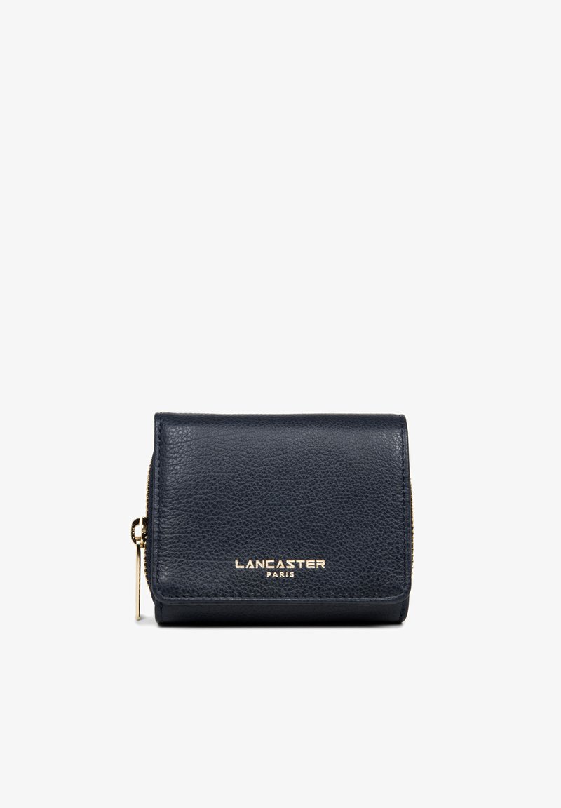 Portefeuille compact en cuir texturé noir avec fermeture à glissière dorée et logo doré "LANCASTER PARIS" sur le rabat avant.