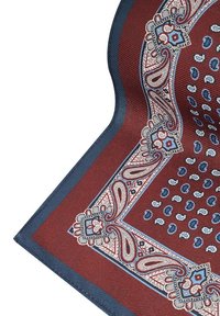 Burgundowa chusta w wzór paisley z niebieskimi akcentami i fakturowanym wykończeniem, z granatową bordiurą wytyczającą krawędzie.