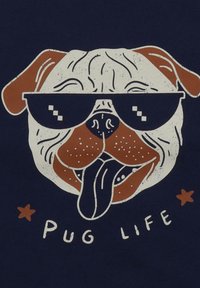 Grafisches T-Shirt mit einer Pug-Gesichtsillustration in Braun und Weiß, die schwarze Sonnenbrillen trägt, und dem Text "PUG LIFE" darunter.