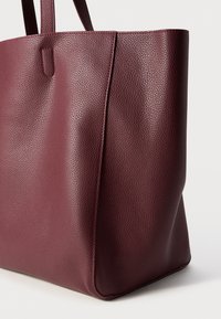 Saco tote borgonha com aparência de couro texturizado, formato retangular e alças de ombro robustas. Sem hardware ou detalhes visíveis.