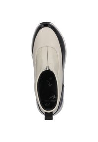 Białe skórzane buty z czarnymi lakierowanymi akcentami, z zamkiem błyskawicznym i plisowanym wzorem na cholewce. Wnętrze ukazuje czarną wkładkę z kierunkowymi strzałkami.
