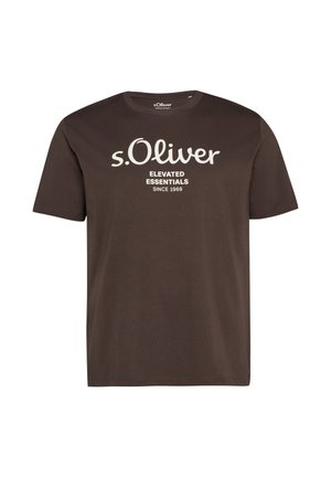 Brązowy t-shirt z krótkim rękawem z białym napisem "s.Oliver ELEVATED ESSENTIALS SINCE 1969" na środku klatki piersiowej.
